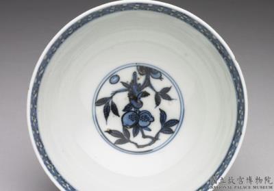 图片[2]-Stem bowl with underglaze blue decoration and painted gold floral decoration on a red ground, Ming dynasty (16th-17th century)-China Archive